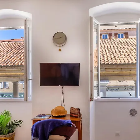 Le Paolina A Quelques Metres De La *