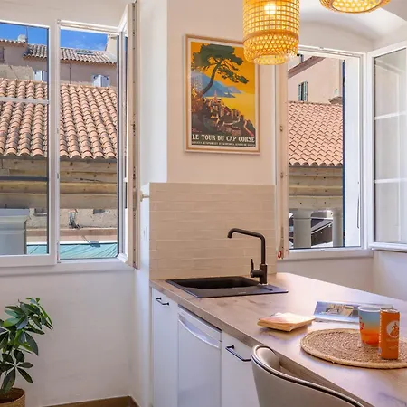 Le Paolina A Quelques Metres De La LʼÎle-Rousse